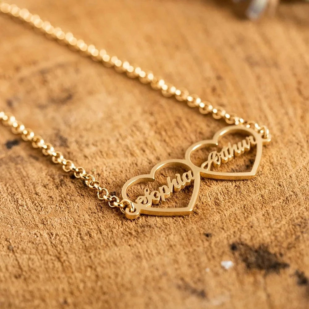 Armbänder-Set mit zwei Herzen aus Edelstahl in Goldfarben mit gravierten Namen