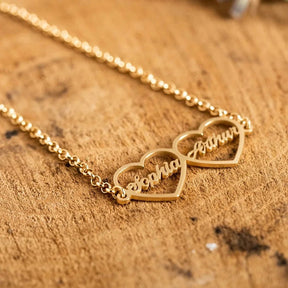 Armbänder-Set mit zwei Herzen aus Edelstahl in Goldfarben mit gravierten Namen