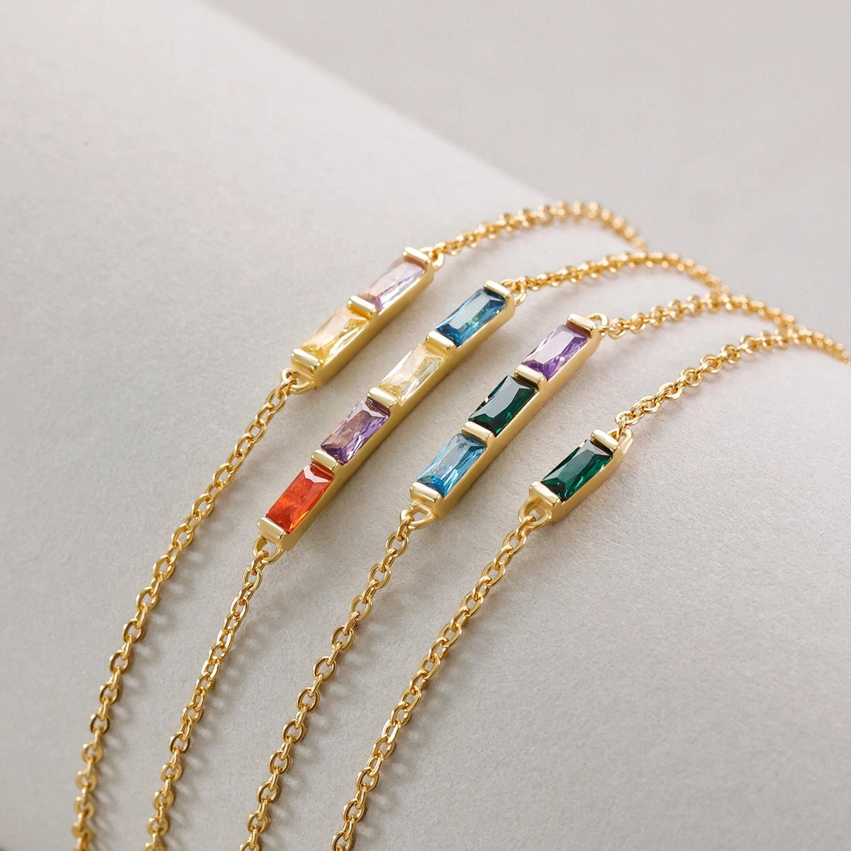 Armband mit Geburtsstein und Gravur aus Edelstahl in Goldfarben mit farbigen Geburtsstein-Anhängern