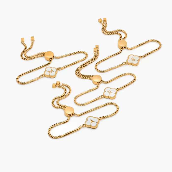 Armband mit Perlmutt-Kleeblatt und Initiale