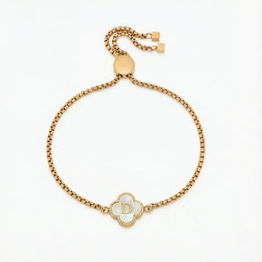 Armband mit Perlmutt-Kleeblatt und Initiale