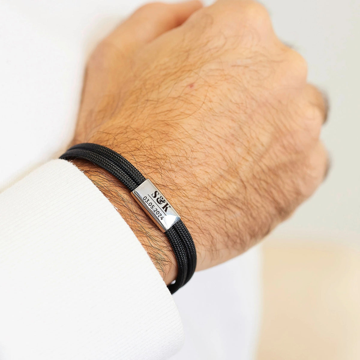 Segeltauarmband personalisiert in Schwarz mit gravierter Edelstahlplatte am Handgelenk